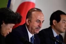 Le ministre turc des Affaires étrangères Mevlut Cavusoglu (c) lors d'une conférence de presse à Tokyo le 6 novembre 2018