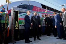 Le président français Emmanuel Macron (G) et le roi du Maroc Mohammed VI (D) inaugurent le premier train à grande vitesse du royaume, le 15 novembre 2018 à Rabat