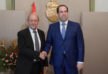 Le Premier ministre tunisien YousseF Chahed (à droite) avec le chef de la diplomatie française Jean-Yves Le Drian à Tunis le 22 octobre 2018