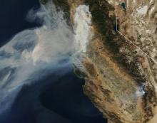 Photo distribuée par la Nasa montrant que les fumées de l'incendie géant qui dévaste le nord de la Californie ont atteint la région de San Francisco, où les autorités ont appelé les habitants à rester