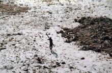 Sur cette photo prise le 28 décembre 2004 et transmise le 22 novembre 2018 par les garde-côtes indiens et l'ONG Survival International, un homme de la tribu des Sentinelles dirige son arc et sa flèche