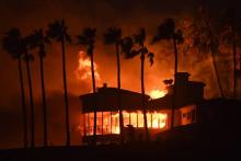 Une maison brûle, ravagée par le Camp Fire à Paradise, en Californie, le 8 novembre 2018