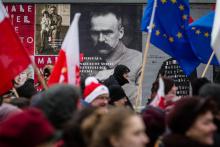 Un portrait de Jozef Pilsudski, père de l'indépendance polonaise, affiché sur un mur lors d'une marche célébrant l'indépendance, le 11 novembre 2016 à Varsovie