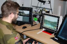 Un gunner travaille avec une mitrailleuse télé-opérée, depuis un poste de commande à Stjordal, en Norvège, le 31 octobre 2018
