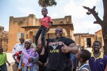 Cheick Ahmed Al-Hassan Sanou, alias Iron Biby, une star des sports de force, à Bobo-Dioulasso, au Burkina Faso, le 24 septembre 2018
