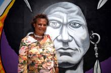 Une Papouasienne pose devant une fresque murale le 13 novembre 2018 à Port Moresby