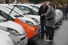 Des anciennes Autolib' en vente sur un parking de Romorantin, dans le Loir-et-Cher, le 10 novembre 2018