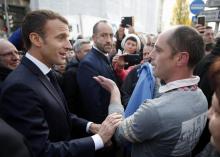Un homme interpelle Emmanuel Macron devant la préfecture de Charleville-Mézières, le 7 novembre 2018