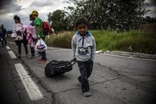 Un enfant faisant partie d'une caravane de migrants marche sur une route de San Matias Tlalancaleca, Mexique, le 5 novembre 2018