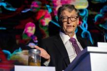 Le fondateur de Microsoft Bill Gates défend la nécessité de l'assainissement dans les pays en développement, un bocal rempli de déjections humaines à l'appui, à Pékin le 6 novembre 2018