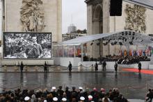 Des photos de soldats de la Première Guerre Mondiale diffusés sur écran géant pendant la cérémonie pour le Centenaire de l'Armistice, à Paris le 11 novembre 2018