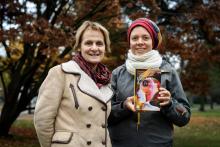Deux théologiennes de Genève, Elisabeth Parmentier (à gauche) et Lauriane Savoy présentent la "Bible des femmes" à laquelle elles ont contribué, avec une vingtaine d'autres théologiennes, le 20 novemb
