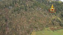 Photo prise le 2 novembre 2018 par le service italien Vigili del Fuoco montrant des forêts détruites par une tempête sur les versants des montagnes des Dolomites