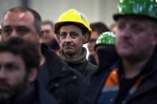 Les employés d'Ascoval réunis dans l'usine écoutent l'annonce de la reprise de l'aciérie, à Saint-Saulve près de Valenciennes (Nord), le 19 décembre 2018