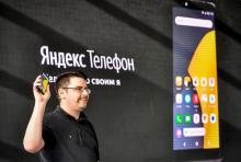 Un responsable de Yandex, Fiodor Iéjov, présente le premier smartphone du groupe à Moscou, le 5 décembre 2018