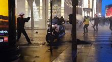 Capture vidéo d'un policier filmé le 22 décembre 2018 sur les Champs-Elysées à Paris
