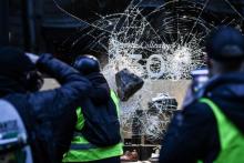 Une vitrine brisée par des "gilets jaunes" à Paris le 1er décembre 2018 lors de la journée de mobilisation nationale