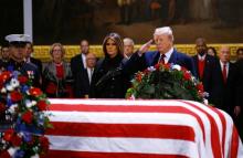 Le cercueil de George H.W. Bush au Capitole le 3 décembre 2018 à Washington