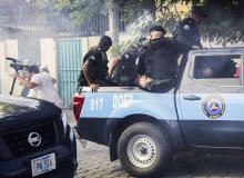 La police antiémeutes tire des grenades paralysantes contre des journalistes lors d'une manifestation contre le gouvernement du président nicaraguayen Daniel Ortega, le 29 septembre 2018 à Managua.