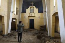 Photo prise le 9 décembre 2018 montrant un journaliste prenant une photo d'une église éthiopienne à Qasr al-Yahud, en Cisjordanie occupée, près du Jourdain, qui a été ouverte à la presse pour la premi