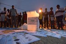 Du matériel électoral répandu dans la rue à Grand-Bassam après que des personnes ont endommagé un bureau de vote lors d'élections locales partielles, le 16 décembre 2018