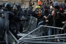 Des indépendantistes catalans bloquent une route à Barcelone pour tenter d'empêcher la réunion gouvernementale délocalisée, le 21 décembre 2018