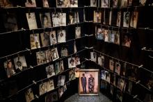 Des portraits de victimes du génocide rwandais au mémorial de Kigali le 29 avril 2018
