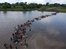 Des personnes originaires d'Amérique centrale prises en photo le 16 décembre 2018 après avoir traversé la frontière entre le Mexique et les Etats-Unis