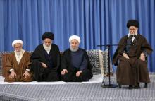 Mahmoud Hachemi Shahroudi (en noir, 2eme en partant de la G), le 14 avril 2018 sur une photo distribuée par le bureau du guide suprême iranien Ali Khamenei (droite), ici lors d'un discours à Téhéran e