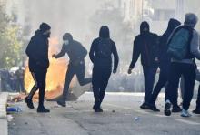 Des personnes jettes des projectiles en direction des forces de l'ordre à Marseille, le 6 décembre 2018