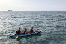 Trois migrants tentent de traverser la Manche pour rejoindre la Grande-Bretagne dans une petite embarcation depuis Calais, le 4 août 2018