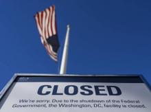Un panneau annonce la fermeture d'un bâtiment du gouvernement le 22 décembre à Washington, à cause du "shutdown"