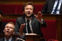 Le porte-parole du groupe "Nouvelle Gauche" à l'Assemblée nationale, Boris Vallaud (centre), réagit lors d'une séance de questions au gouvernement le 7 février à Paris