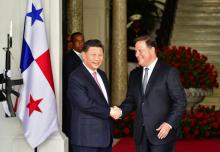 Le président du Panama, Juan Carlos Varela (à droite), accueille son homologue chinois Xi Jinping le 3 décembre 2018, à Panama