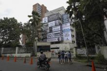 L'immeuble Monaco, ancienne demeure du narco-trafiquant Pablo Escobar, recouverte d'images de ses victimes, à Medellin, en Colombie, le 11 décembre 2018