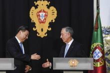 Xi Jinping et Marcelo Rebelo de Sousa se serrent la main après leur rencontre au palais de Belem à Lisbonne, le 4 décembre 2018