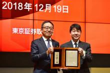 Le PSG de SoftBank Ken Miyauchi (à gauche) et le directeur de la bourse de Tokyo Yasuyuki Konuma pendant une cérémonie pour l'entrée en bourse de la compagnie, le 19 décembre 2018 à Tokyo
