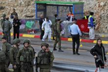 Des forces israéliennes inspectent les lieux d'une attaque à l'arme à feu en Cisjordanie occupée, le 13 décembre 2018