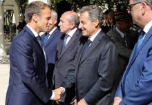 Emmanuel Macron et Nicolas Sarkozy se serrent la main à Paris le 19 septembre 2018