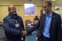 Le représentant Huthi Salim al-Moughaless (D)et l'économiste yéménite et représentant gouvernemental Ahmed Ghaleb se serrent la main le 10 décembre 2018 à Rimbo en Suède