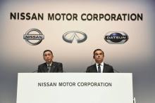 Le patron exécutif de Nissan Hiroto Saikawa (g) et le PDG du groupe Carlos Ghosn, lors d'une réunion d'actionnaires à Yokohama, le 26 juin 2018