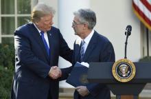 Poignée de main entre Donald Trump et le président de la Banque centrale américaine Jerome Powell le 2 novembre 2017 à la Maison Blanche