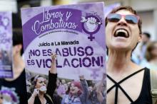 Une femme brandit une pancarte "Ce n'est pas un abus, c'est un viol" pendant une manifestation à Madrid le 22 juin 2018