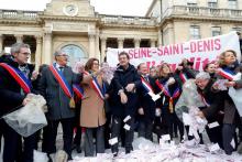 Des élus de Seine-Saint-Denis déversent des milliers de faux billets devant l'Assemblée nationale à Paris, le 19 décembre 2018