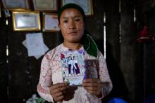 Vu Thi Dinh, avec une photo de sa fille adolescente Dua, qui a disparu, à Meo Vac, dans la province de Ha Giang, à la frontière entre la Chine et le Vietnam, le 27 octobre 2018