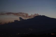 L'Etna est entré en éruption le 24 décembre 2018 en crachant une importante colonne de cendres, obligeant à fermer l'espace aérien aux alentours