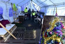 Un arbre de Noël a été installé dans ce campement de gilets jaunes à Sainte-Eulalie, au nord de Bordeaux, le 17 décembre 2018