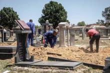 Des fossoyeurs creusent de nouvelles tombes dans le cimetière de Roodepoort, à Johannesburg, le 22 novembre 2018.