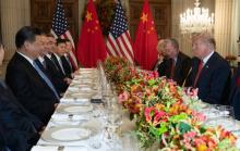 Les présidents américain, Donald Trump, et chinois, Xi Jinping, lors d'un diner à l'occasion du G20 à Buenos Aires le 1er décembre 2018