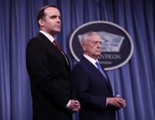 Brett McGurk, émissaire des Etats-Unis pour la coalition internationale antijihadistes, et le ministre de la Défense Jim Mattis, le 19 mai 2018 à Washington